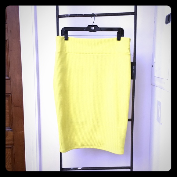Alex and Olivia Dresses & Skirts - Yellow spring skirt - sz. L
